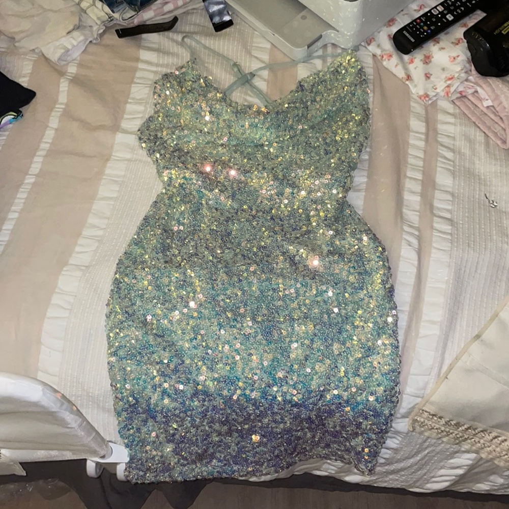Short shimmering dress light green